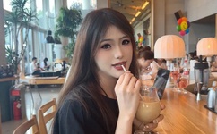 我们班八个男生玩吃我胸